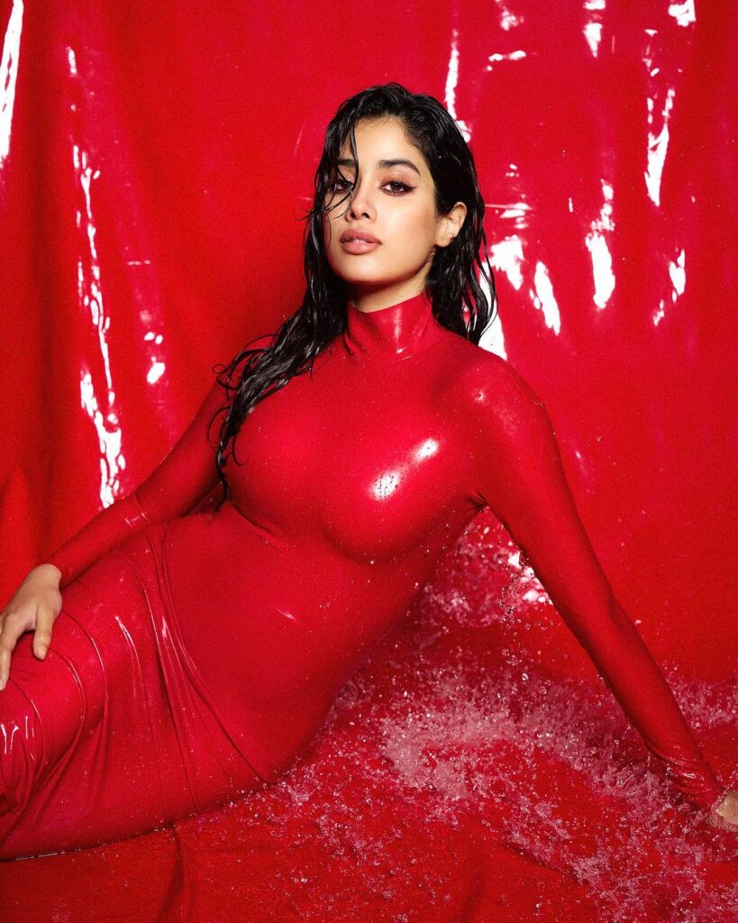 Janhvi Kapoor’s स्किनफिट आउटफिट में उनकी शानदार लुक्स