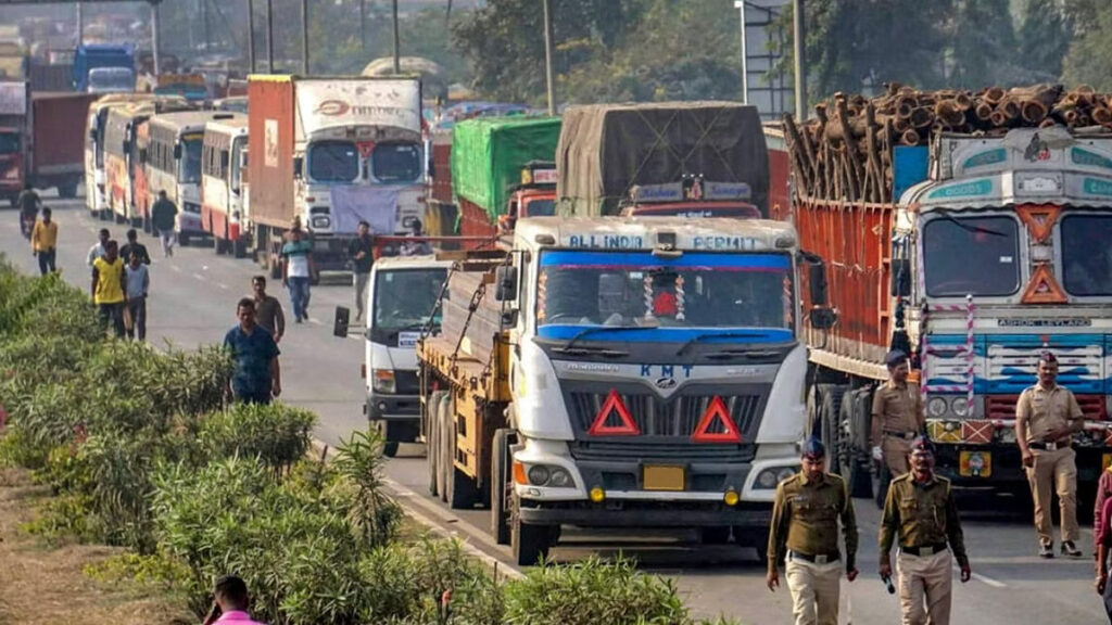 हिट एंड रन कानून पर देश भर में Truck Drivers का प्रदर्शन